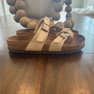 Like New! Birkenstock Matari Sandal in ivory pearl w/ rose gold buckle! Adorable